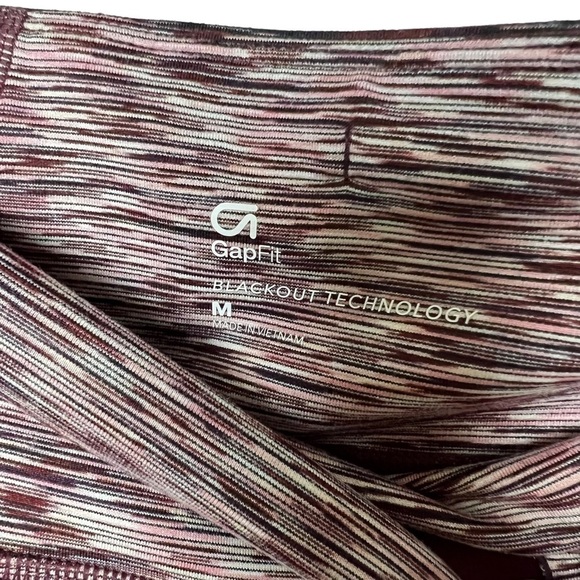 GAP FIT PINK MAROON PURPLE LEGGING SIZE MEDIUM BLACKOUT TECHNOLOGY 23” INSEAM - Picture 2 of 7